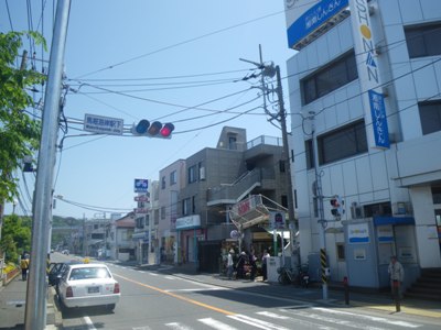 観音崎環状線(県道209号) 馬堀海岸駅下交差点で右折