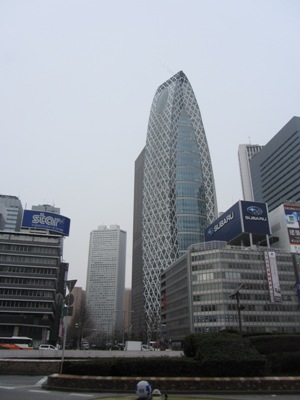 新宿駅西口 バスロータリー前 コクーンタワー