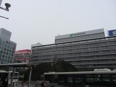 新宿駅西口 バスロータリー前 明治安田生命
