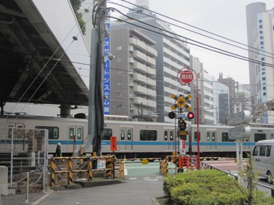 都道四谷角筈線(414号) 小田急の踏切を渡り南下