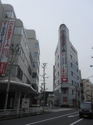 代々木駅前 代々木ゼミナールビル群前を西進