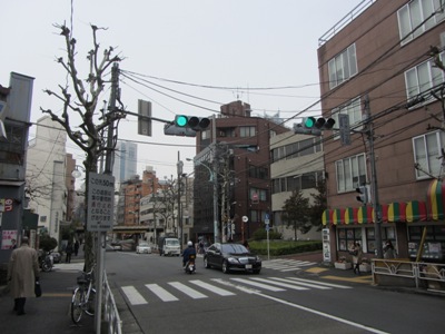 代々木一丁目交差点で左折