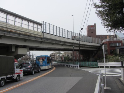 首都高4号線 新宿出口行き分岐線下を進む