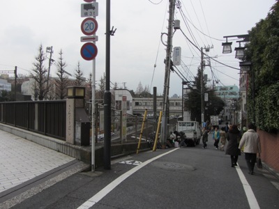 西参道 参宮橋北詰で小田急線沿いの坂道を下る