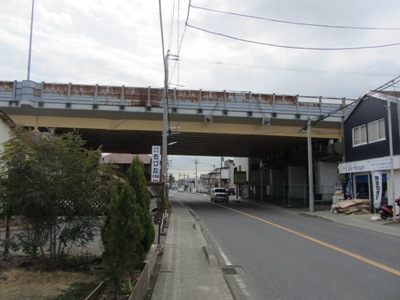 県道杉久保座間線(県道407号) 厚木街道(国道246号)の高架下を進む