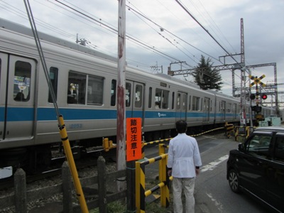 県道杉久保座間線(県道407号) 小田急の踏切を渡る