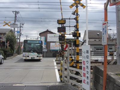 県道杉久保座間線(県道407号) 相鉄の踏切を渡り、小田急・相鉄線 線路沿いに西進