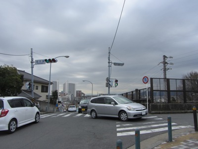 小田急・相鉄線 線路沿いに南西に進む 並木橋交差点