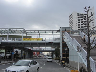 海老名駅前 歩道橋下の海老名駅前交差点で左折、ビナウォーク(Vina Walk)へ
