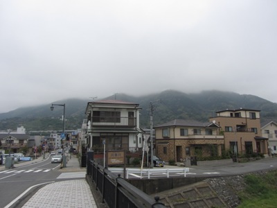 県道小田原松田線(711号) 文久橋から見たガスがかかる山並み