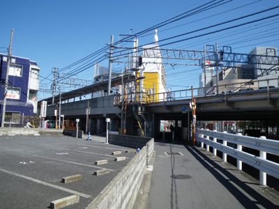曳舟川通り 東武伊勢崎線ガード下を進む