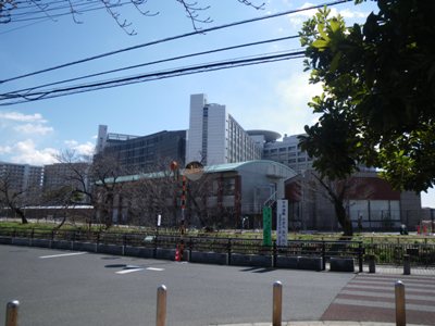 五反野親水緑道入口から見た小菅 東京拘置所