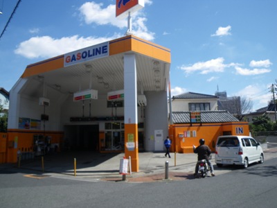五反野親水緑道 東日本大震災で品切れのガソリンスタンド