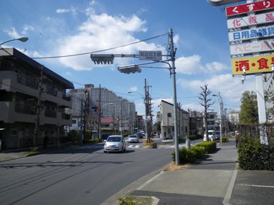 都道467号千住新宿町線 足立三丁目交差点で右折、伊勢崎線線路沿いの道へ