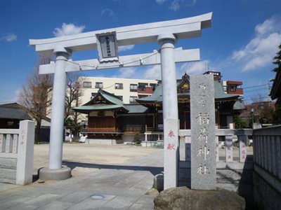 伊勢崎線線路沿いの道 西之宮 稲荷神社