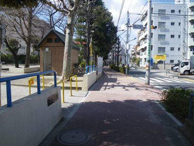 伊勢崎線線路沿いの道 梅田七丁目公園前交差点