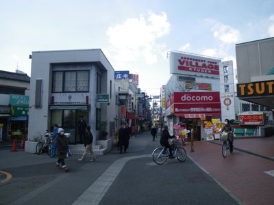 西新井駅 東口交番横の道を北上
