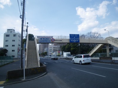 環状7号線 満願寺前交差点で尾竹橋通りを渡る