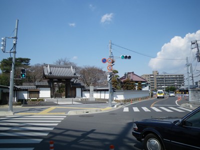 県道85号春日部久喜線 突き当たりの最勝院前交差点で右折