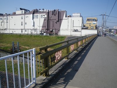 中央通り(県道112号 和光志木線) 黒目川に架かる岡橋