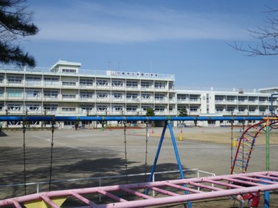 高階小学校前を北東に歩く