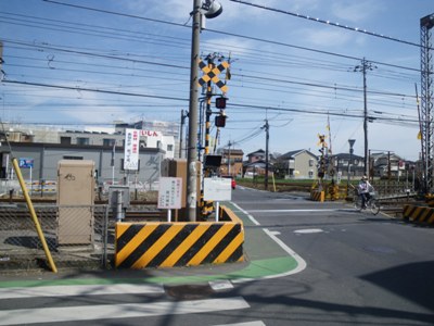 東上線踏切前で左折、線路沿いに歩く