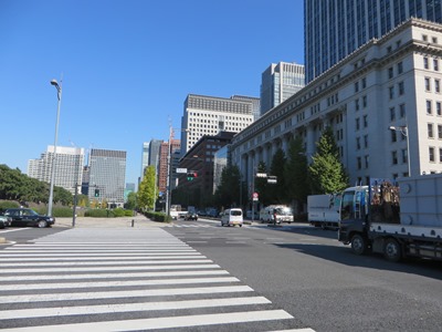 日比谷通り 馬場先門交差点で馬場先通りを渡る 明治生命館