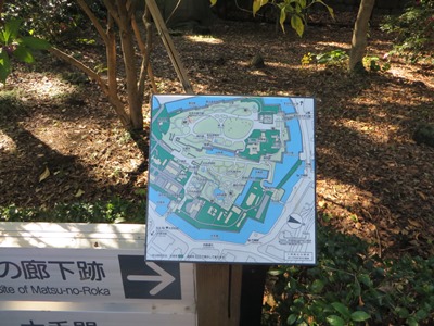 皇居 東御苑 本丸大芝生の西沿いの遊歩道 苑内案内図