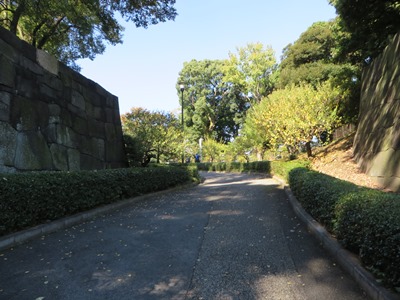 皇居 東御苑 二の丸公園 梅林坂を上る