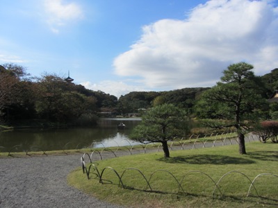 三渓園 正門から見た大池