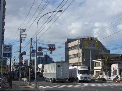 駅前交差点で右折、本牧通りへ