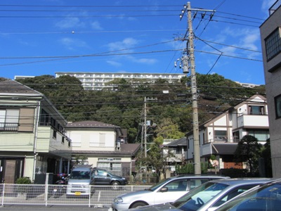 山が迫る本牧通りを東進
