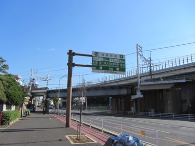 本牧通り 根岸線ガード下をくぐる