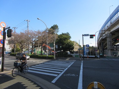 本牧通り 間門交差点で左折