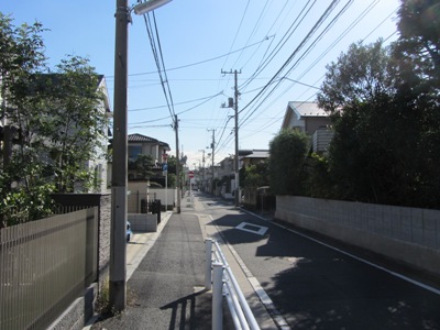 一方通行の住宅街を南東に進む