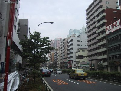 新一の橋交差点から見た六本木ヒルズ。