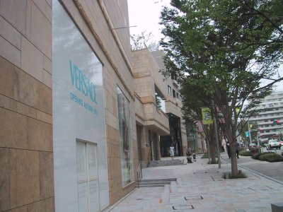 けやき坂通りのファッション店街