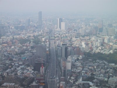 (西側) 首都高速3号線。左はセルリアンタワー、右はマークシティ。