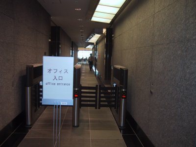 ショッピング街からオフィスには入れない。