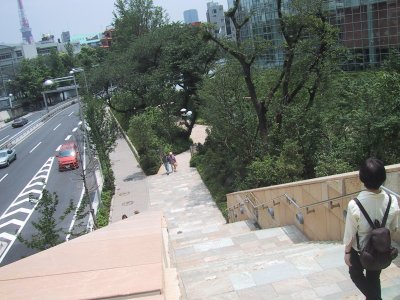 外苑東通り(環状3号線)の傍に毛利庭園がある。