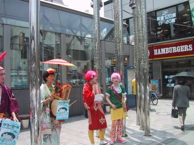 麻布十番駅のチンドン屋