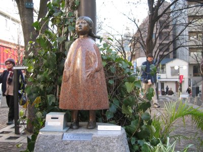童謡「赤い靴」のモデル きみちゃん像