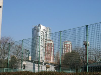 有栖川宮記念公園前から見た六本木ヒルズ