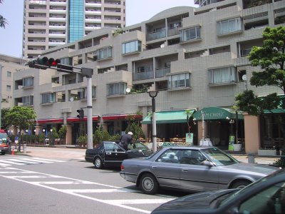 LA風の店が並ぶ。