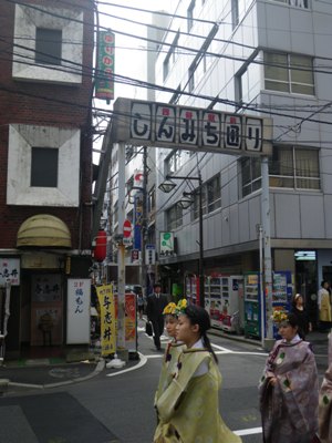 商店街を進む神幸祭 舞姫・童女
