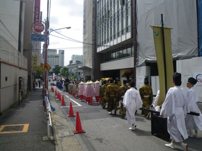 三栄通りを進む神幸祭