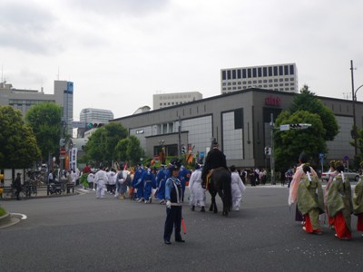 四谷見附北交差点で外堀通りを渡る