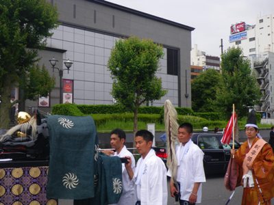 駅ビル「アトレ四谷」沿いに東進