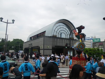 四ツ谷駅交差点で左折、麹町大通りへ進む諌鼓鳥
