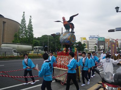 麹町大通りを進む諌鼓鳥